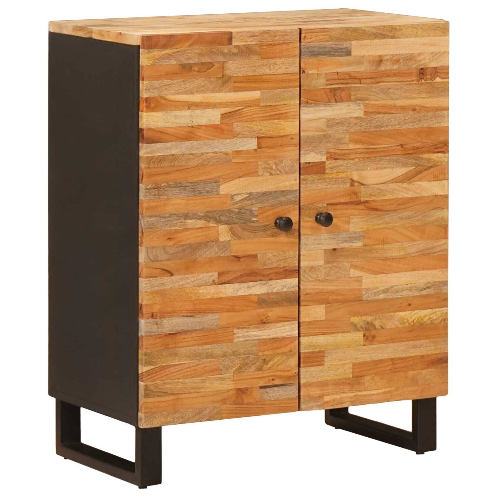 Rustikaler Holzschrank mit zwei Türen mit Patchwork-Design aus unterschiedlichen Holztönen, stehend auf Metallbeinen.