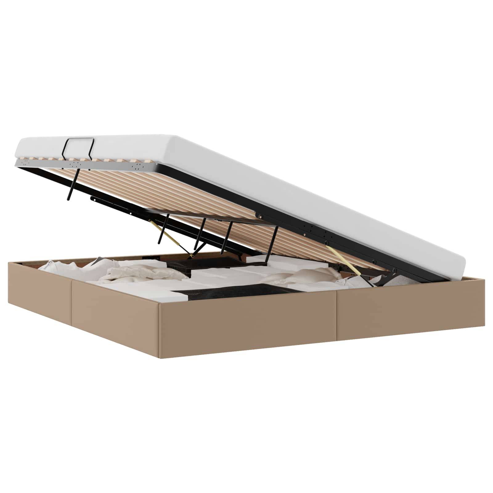 Bettgestell mit offenem Hubmechanismus, der den Stauraum unter dem Bett freigibt, gefüllt mit gefalteten Kleidungsstücken und Gegenständen. Farbschema in Beige und Weiß.