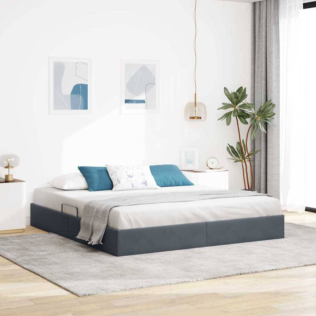 Ein modernes Schlafzimmer im minimalistischen Stil präsentiert ein Bett mit grau-weißer Bettwäsche, moderner Kunst an der Wand und einem großen Fenster.