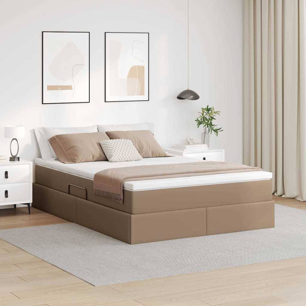 Ein modernes Schlafzimmer mit einem beigen Bett, weißer Bettwäsche und passenden Kissen. Minimalistische Kunstwerke hängen an einer blassen Wand, beleuchtet von einer Pendelleuchte.