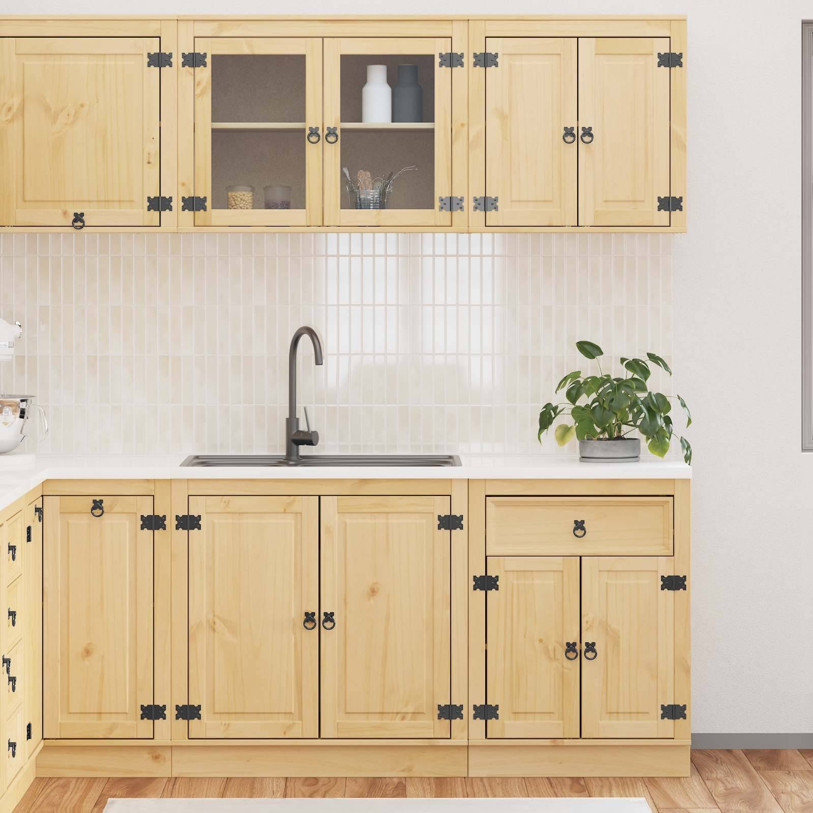Holzküchenschränke mit schwarzen Scharnieren, weißer Rückwand und einem modernen Wasserhahn; eine kleine Topfpflanze setzt einen farbigen Akzent auf der Arbeitsplatte.