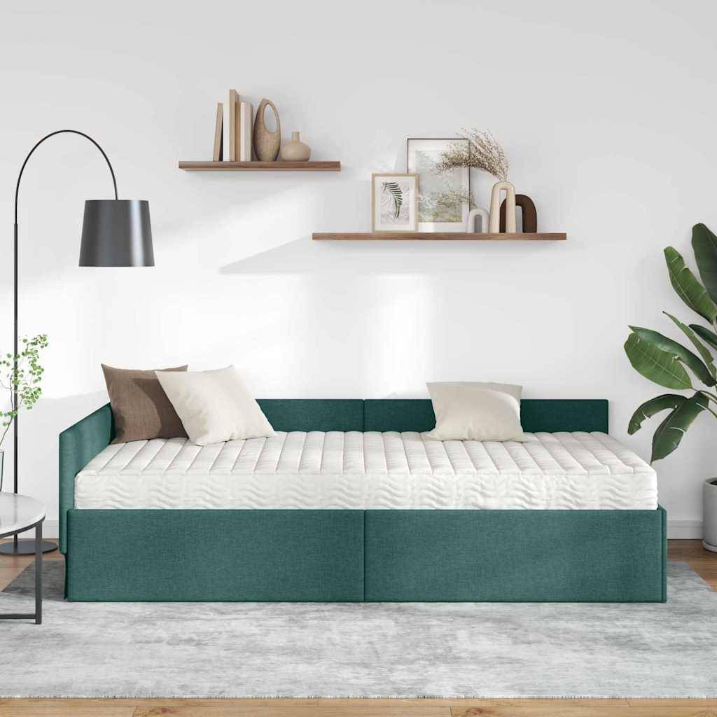 Ein modernes türkisfarbenes Sofa mit einer weißen Matratze und Kissen steht in einem minimalistischen Zimmer. Im Hintergrund befinden sich Regale mit Dekorationselementen und Pflanzen.