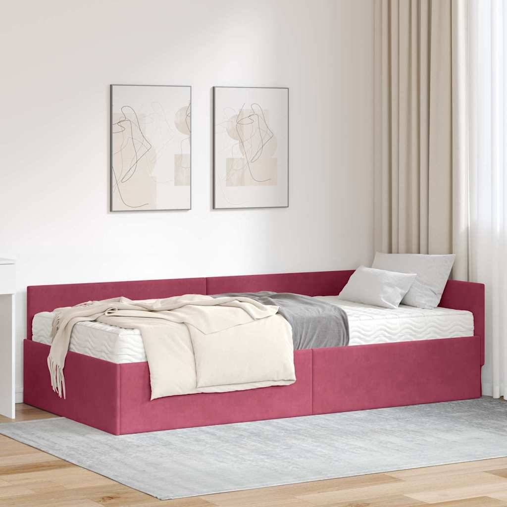 Zimmer mit einem rosa Tagesbett mit weißen und beigen Kissen und einer Decke. Zwei abstrakte Kunstwerke hängen darüber. Licht von einem großen Fenster.