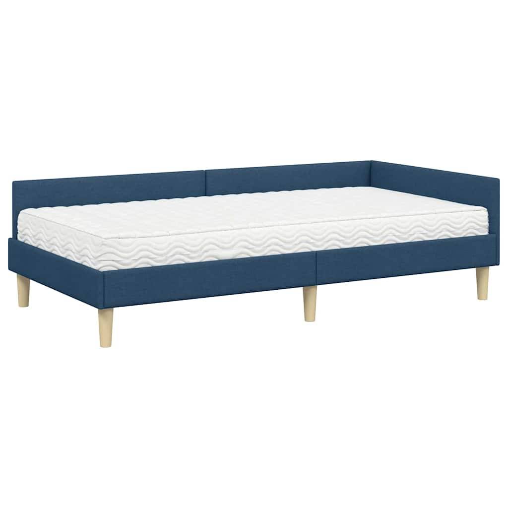 Eine blaue gepolsterte Tagesbett mit einer weißen Matratze, versehen mit Holzbeinen und einer niedrigen Rückenlehne an drei Seiten.