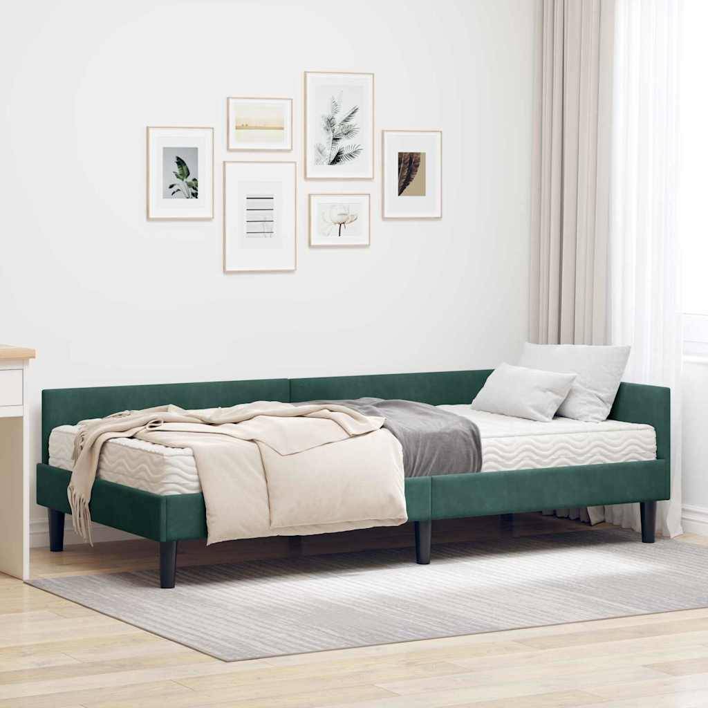 Ein modernes Schlafzimmer mit einem grünen Sammetbett mit niedriger Profilierung, weißer Bettwäsche und gerahmten Naturdrucken an einer weißen Wand. Natürliches Licht von einem Fenster.
