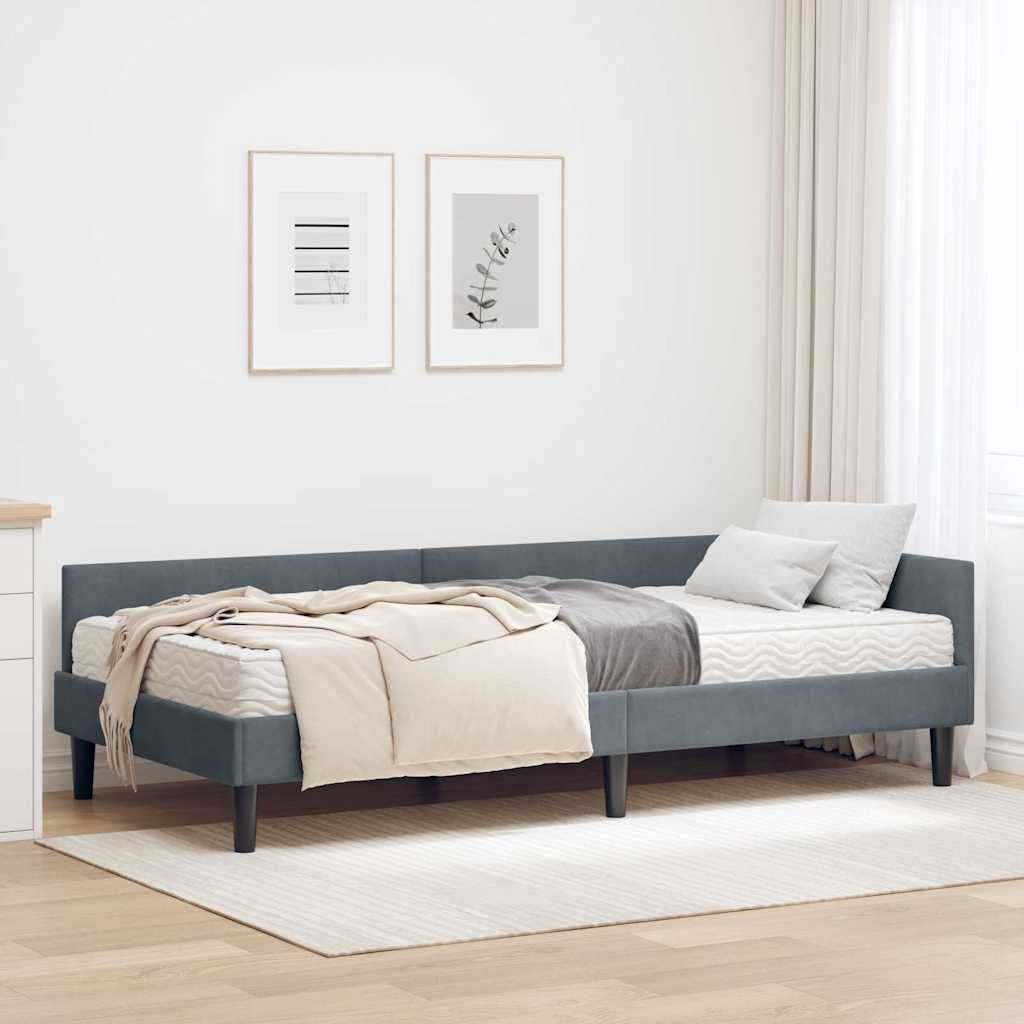 Ein modernes Schlafzimmer verfügt über ein grau gepolstertes Bett mit Kissen und einer beigen Wurfdecke, Rahmenkunst an der Wand und einen weißen Teppich auf dem Boden.