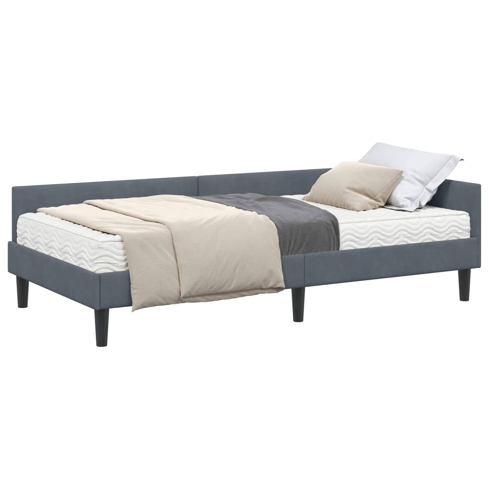 Ein modernes flaches Bettgestell mit grauem Polsterbezug, ausgestattet mit einer Matratze, beiger Decke, grauem Steppdecke und zwei Kissen.