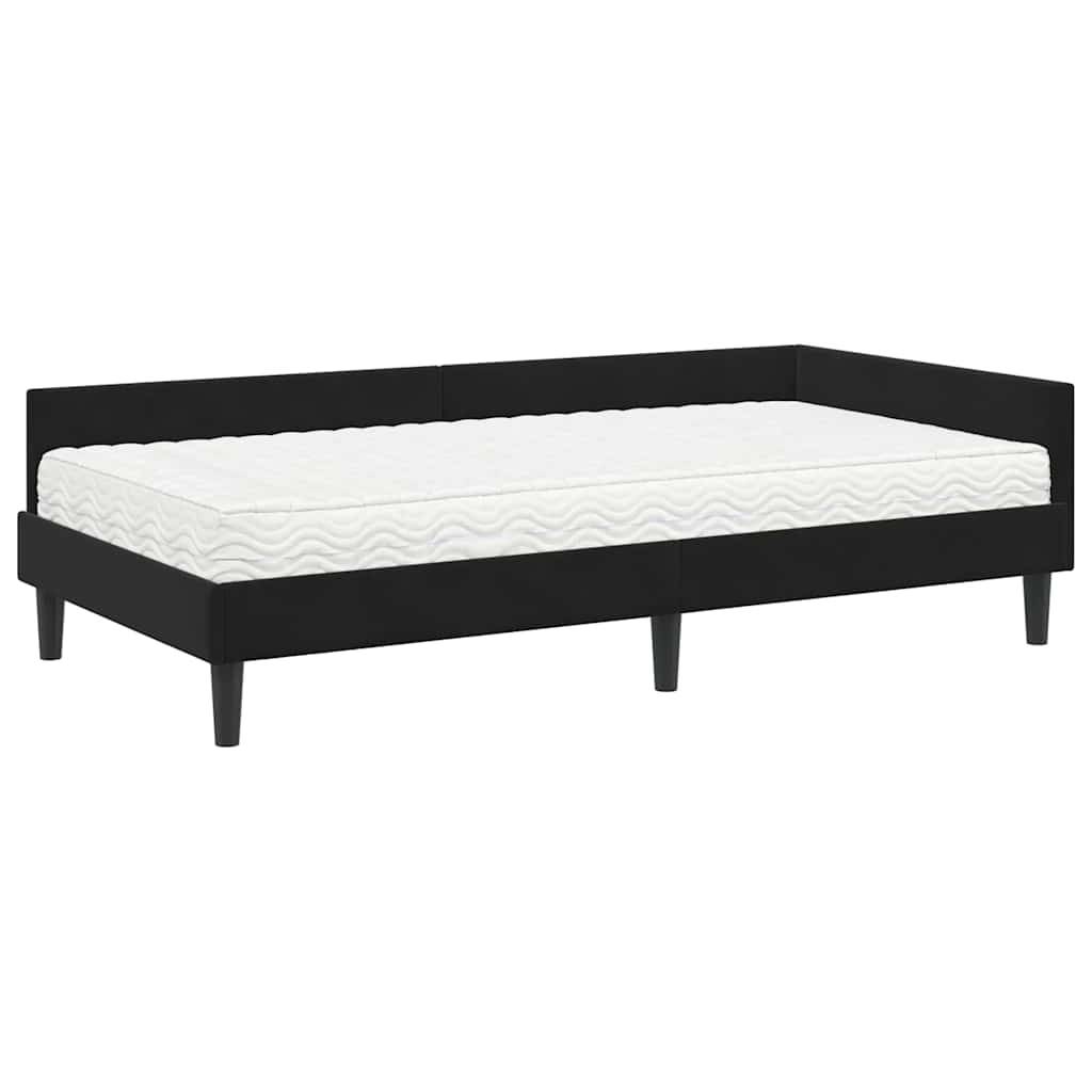 Ein schwarzes Holztagebett mit einer weißen Matratze, mit einem einfachen und modernen Design mit klaren Linien, geeignet für eine zeitgenössische Umgebung.