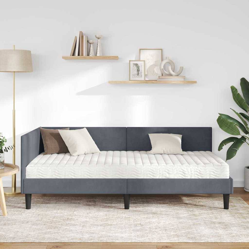 Ein modernes Wohnzimmer präsentiert ein minimalistisches Tagesbett mit gestreiften Kissen, Kunstwerke in Rahmen auf schwebenden Regalen, eine Stehlampe und eine Pflanze.