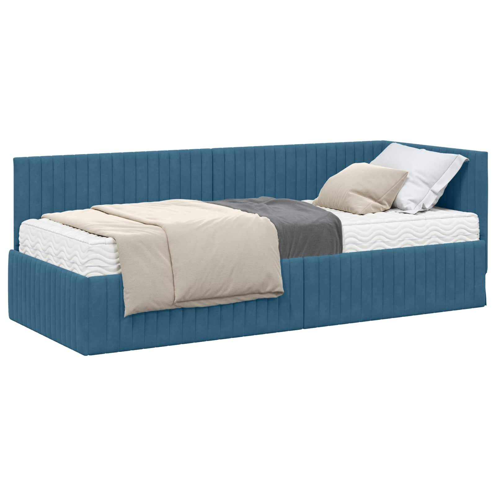 Blaues gepolstertes Tagesbett mit zwei Matratzen, versehen mit einer beigen Decke und weißen Kissen, vor einem weißen Hintergrund platziert.
