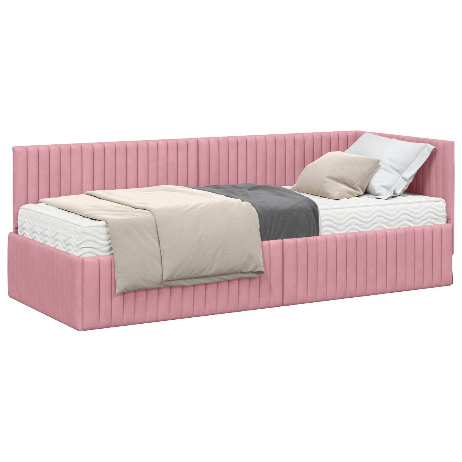 Ein rosa gepolstertes Tagesbett mit einer grau und beige gefärbten Daunendecke, einem beigen Kissen und einem weißen Kissen ordentlich auf der Matratze angeordnet.