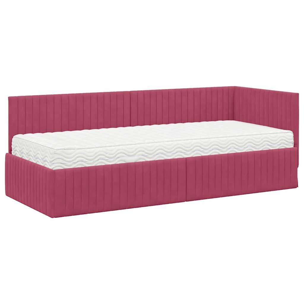 Ein rosa gepolstertes Tagesbett mit einer weißen Matratze. Das Tagesbett verfügt über geriffelte Details an den Seiten und der Rückenlehne und eignet sich für ein modernes Schlafzimmer.