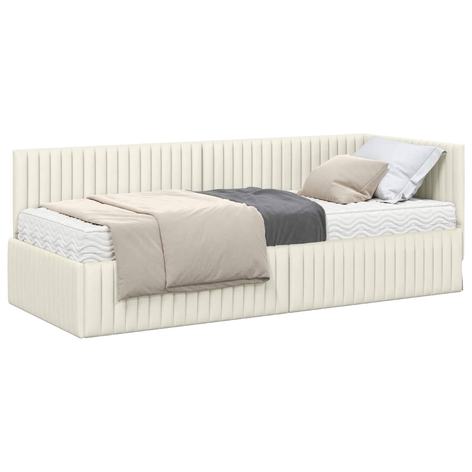 Ein beige Tagesbett mit gestreifter Polsterung, ausgestattet mit einer Matratze, grau-beige Bettwäsche und Kissen, vor einem weißen Hintergrund.