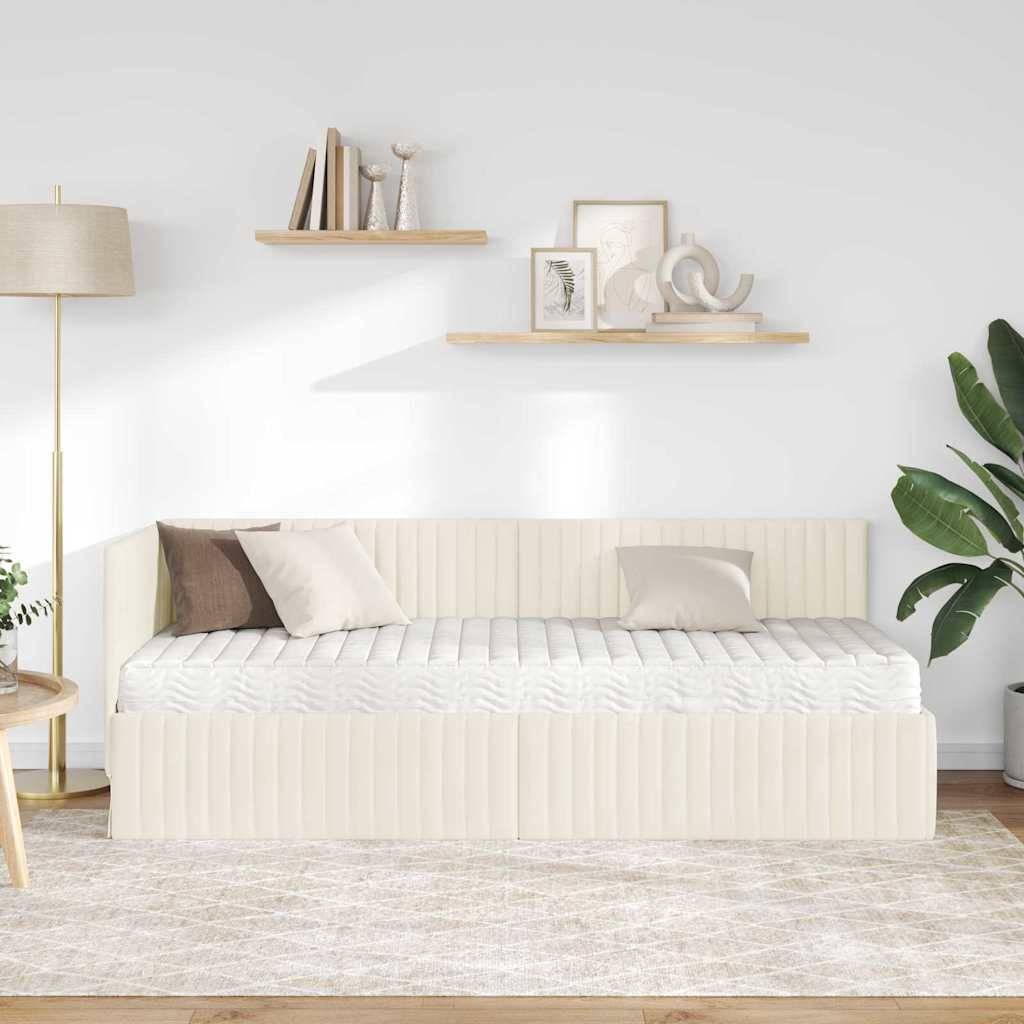 Ein minimalistisches Wohnzimmer mit einem beigen Sofa, zwei schwebenden Regalen mit Deko, einer Stehlampe, einem gewebten Teppich und einer Topfpflanze.