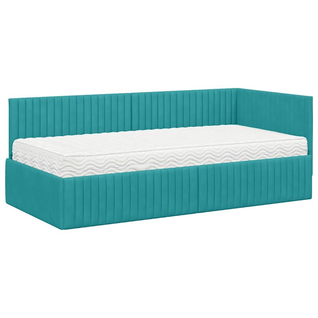 Ein türkises Tagesbett mit Polsterung, vertikalem Knopfsteppdekor auf der Rückenlehne und den Seiten, mit einer weißen Matratze. Geeignet zum Sitzen oder als Einzelbett.