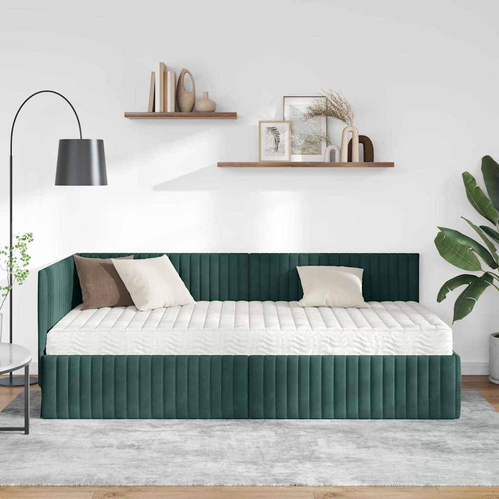 Ein modernes Schlafzimmer mit einem grünen Samtbettgestell, weißer Matratze und Kissen. An der Wand befinden sich Regale mit Dekorationselementen und eine Stehlampe.
