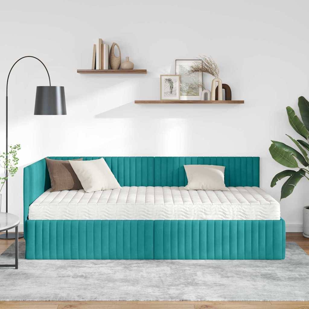 Ein modernes Schlafzimmer mit einem Bett in Petrolblau, beigen Kissen, wandmontierte Regale, minimalistischer Dekoration und einer Stehlampe, die eine gemütliche Atmosphäre schafft.
