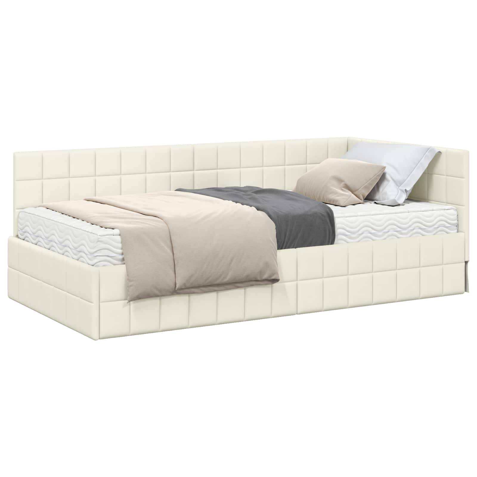 Ein weißes, gepolstertes Tagesbett mit Karomuster, ausgestattet mit einer Einzelmatratze, die mit grau, beige und weißer Bettwäsche und Kissen bezogen ist.