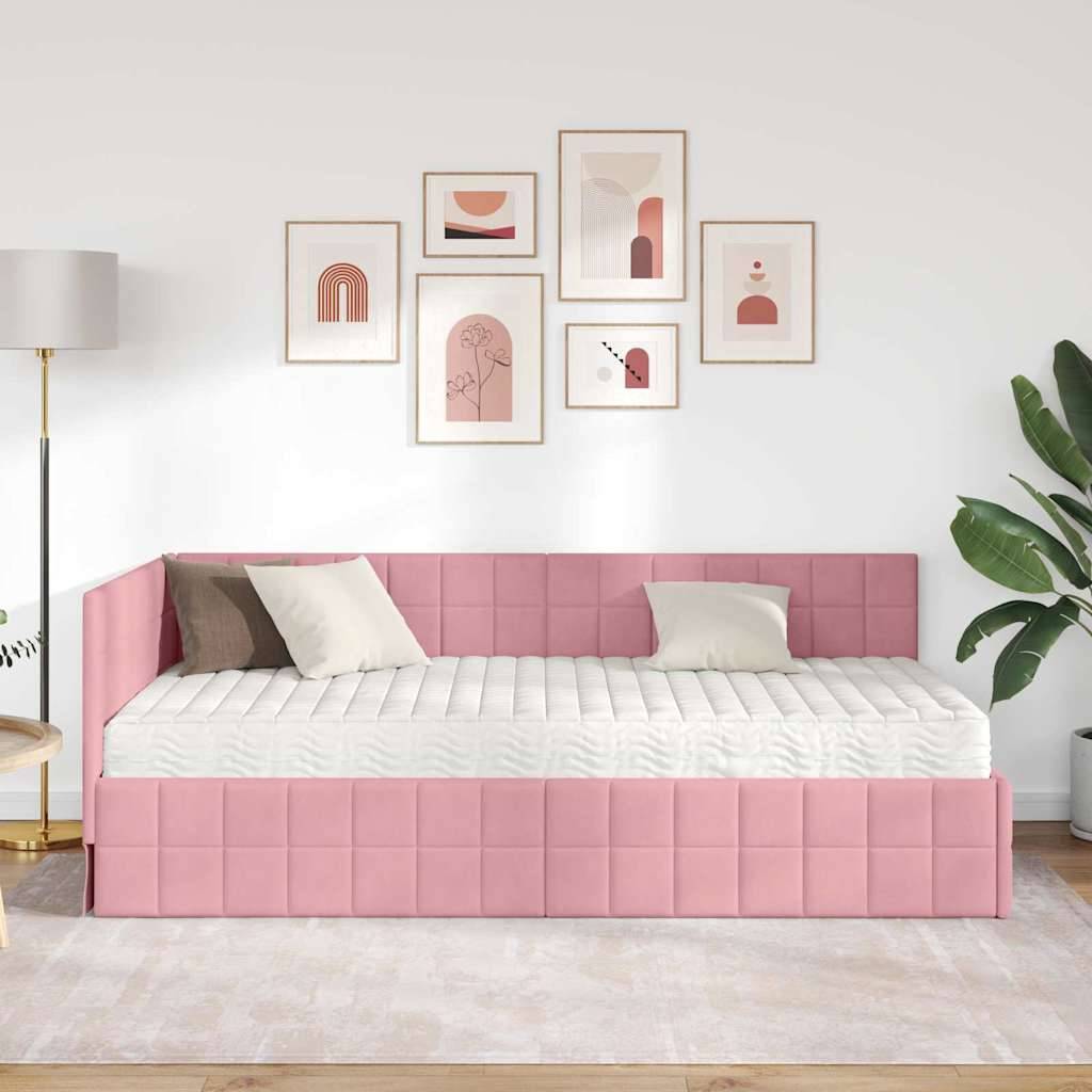 Ein stilvolles Schlafzimmer verfügt über ein rosafarbenes Tagesbett mit Kissen, eine Stehlampe, eine Topfpflanze und eine Galeriewand mit abstrakter Kunst in minimalistischem Design.