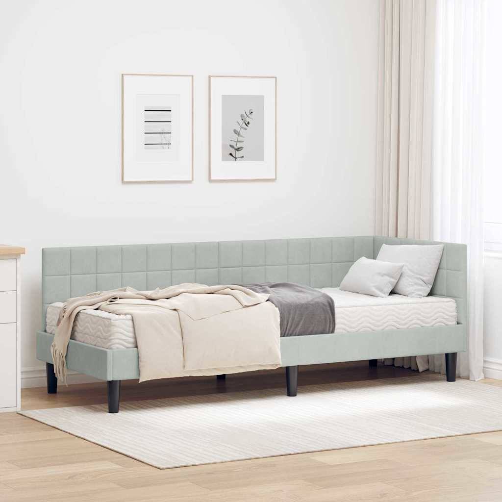 Ein minimalistisches Schlafzimmer mit einer hellgrauen Tagesbettliege, zwei gerahmten Kunstdrucken an der Wand und einer beige-grauen Farbpalette. Natürliches Licht durchflutet den Raum.