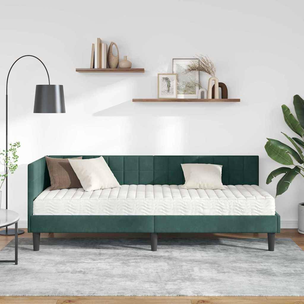 Ein modernes Wohnzimmer mit einem grünen Sofa mit weißen und braunen Kissen, einer schwarzen Stehlampe, einer grünen Pflanze und minimalistischen Wandregalen.