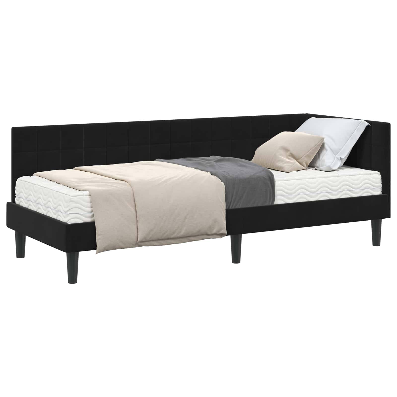 Ein schwarzes gepolstertes Tagesbett mit einer gesteppten Kopfseite, ausgestattet mit einem beige-grauen Bettwäscheset. Das Bett verfügt über ein minimalistisches und modernes Design.