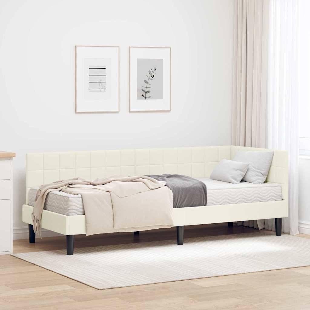 Ein minimalistisches Schlafzimmer mit einem hellgefärbten Tagesbett, das mit creme- und grauen Bettwäsche ausgestattet ist, zwei Wandkunstwerken darüber und einem großen Fenster auf der rechten Seite.
