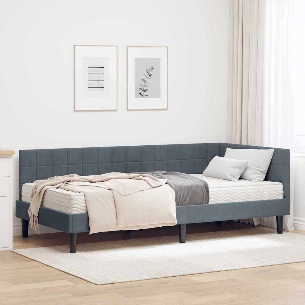 Ein modernes Schlafzimmer zeigt ein ordentlich gemachtes Bett mit grauer Polsterung, cremefarbener und grauer Bettwäsche, zwei abstrakten Kunstwerken an der Wand und transparenten Gardinen.