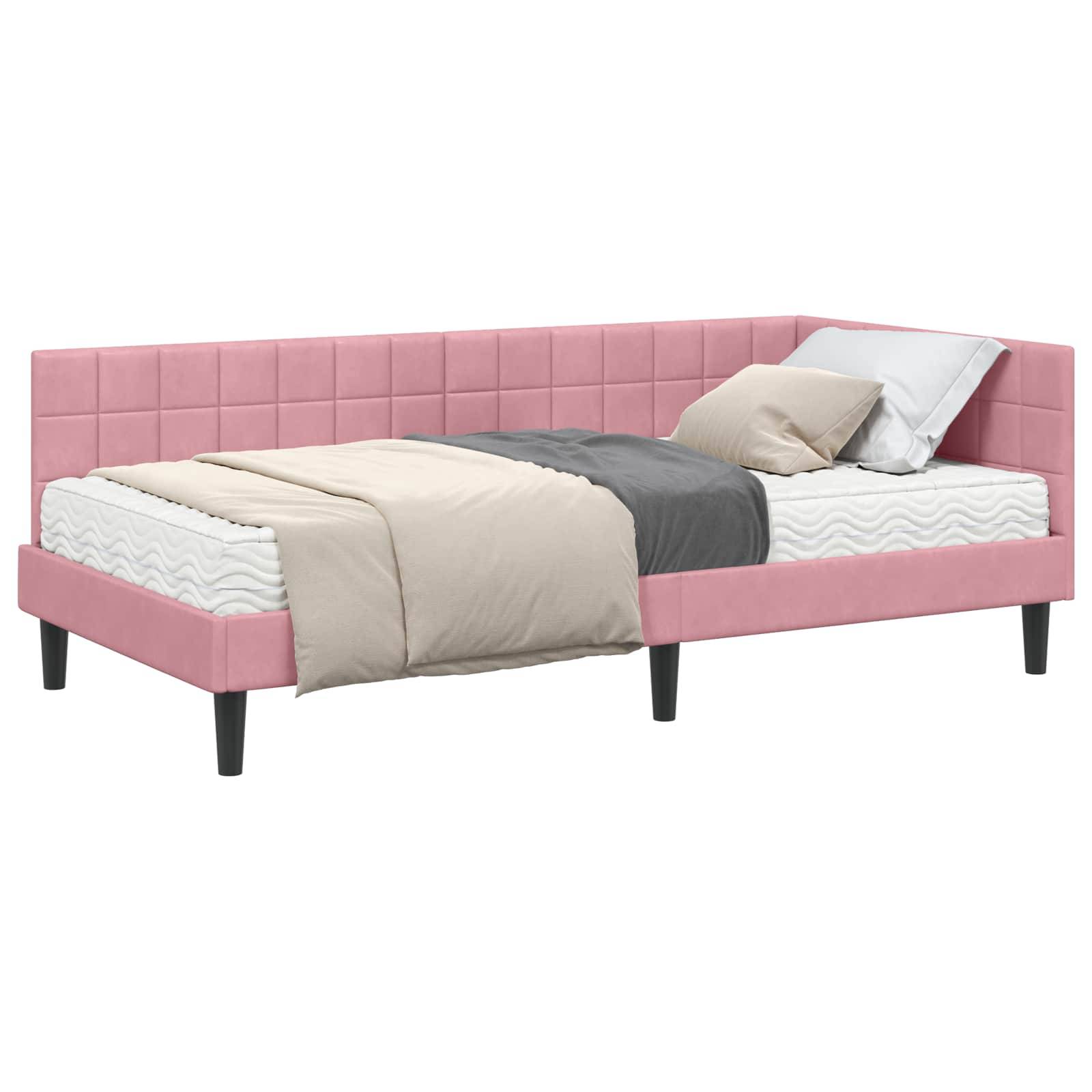Ein rosa gepolstertes Bett mit einem karierten Kopfteil, Kissen und sorgfältig angeordneter Bettdecke und Decke, auf dunklen Beinen stehend.