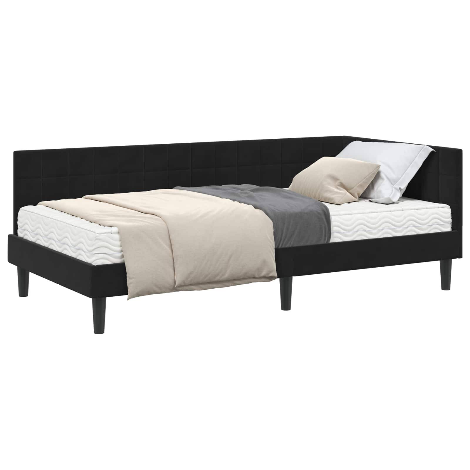 Ein schwarzes gepolstertes Tagesbett mit einer weißen Matratze, grau und beige Bettwäsche und einem grauen Kissen, vor einem weißen Hintergrund.