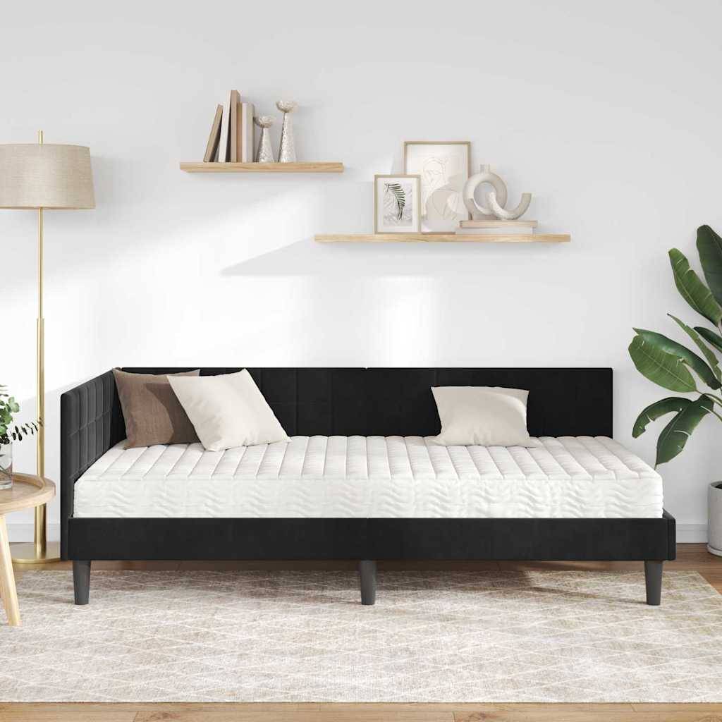 Ein modernes, minimalistisches Schlafzimmer zeigt ein Bett mit schwarzem Rahmen und weißer Matratze und Kissen, eine Holzlampe, schwebende Regale und eine Zimmerpflanze.