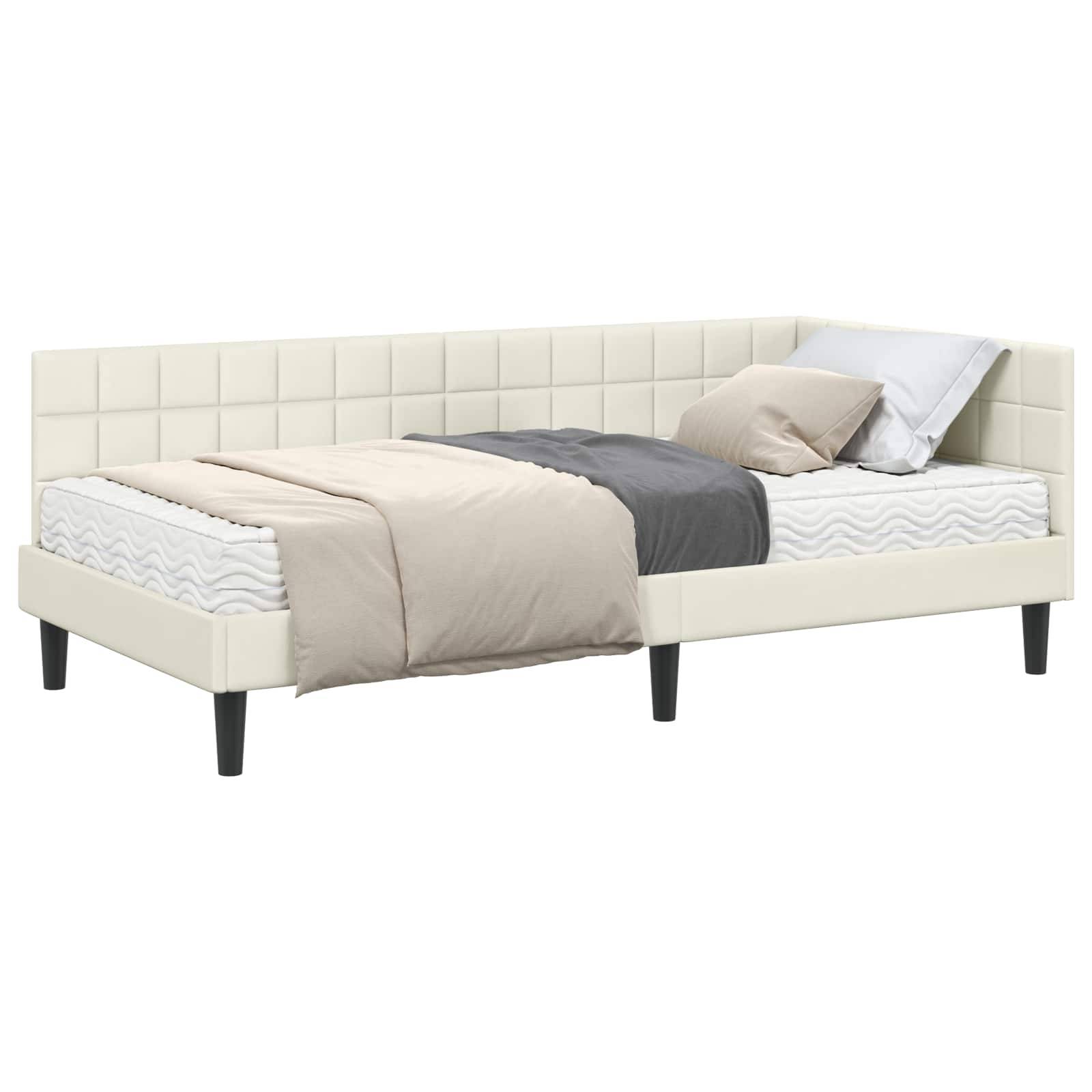 Ein modernes Bett mit einer weiß gepolsterten Kopf- und Fußseite, ordentlich bezogen mit einer grau-beigen Decke und Kissen, auf einem Holzgestell.