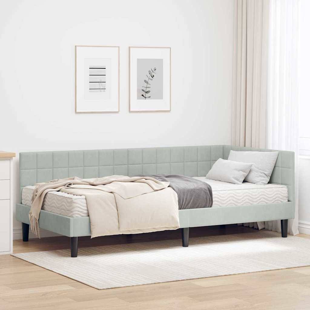 Ein modernes Schlafzimmer zeigt ein graues gepolstertes Bett mit einem beige-grauen Bettwäscheset, zwei gerahmten Kunstwerken an der Wand und einem hellen Teppich.
