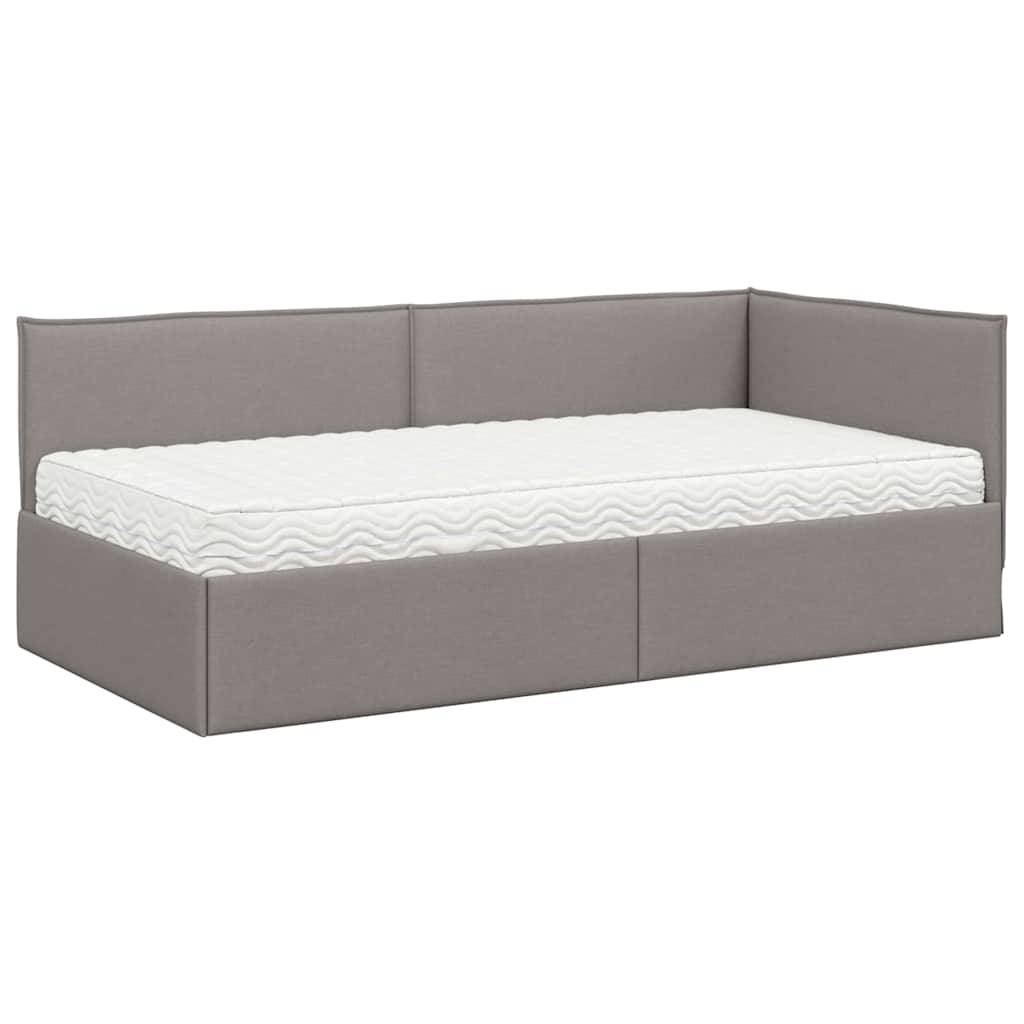 Ein hellgrau gepolstertes Tagesbett mit einer weißen Matratze, das ein Rücken- und Seitenplattendesign aufweist und für ein modernes Schlafzimmerambiente geeignet ist.