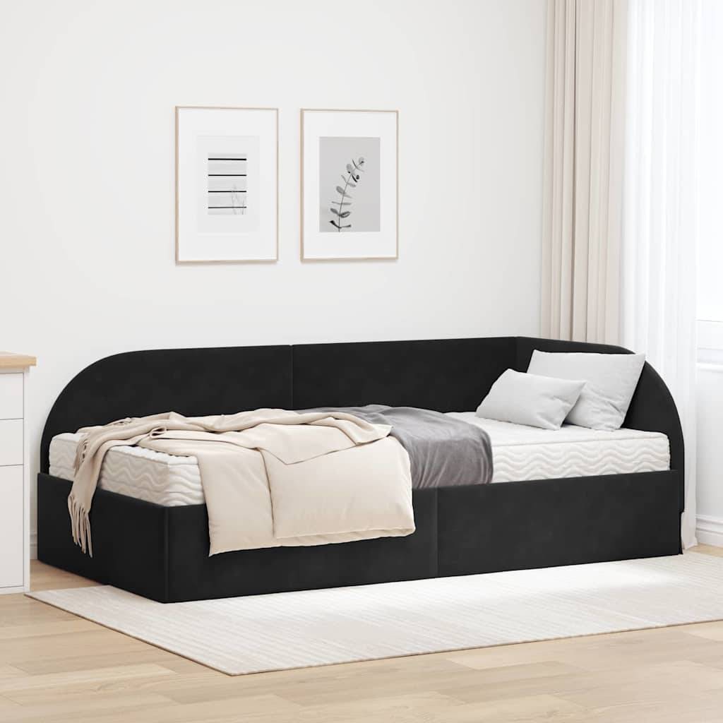 Modernes Schlafzimmer mit einem schwarzen Tagesbett, beige und grauen Kissen und Wandkunst darüber. Gemütliches, minimalistisches Design mit weichem, natürlichem Licht.