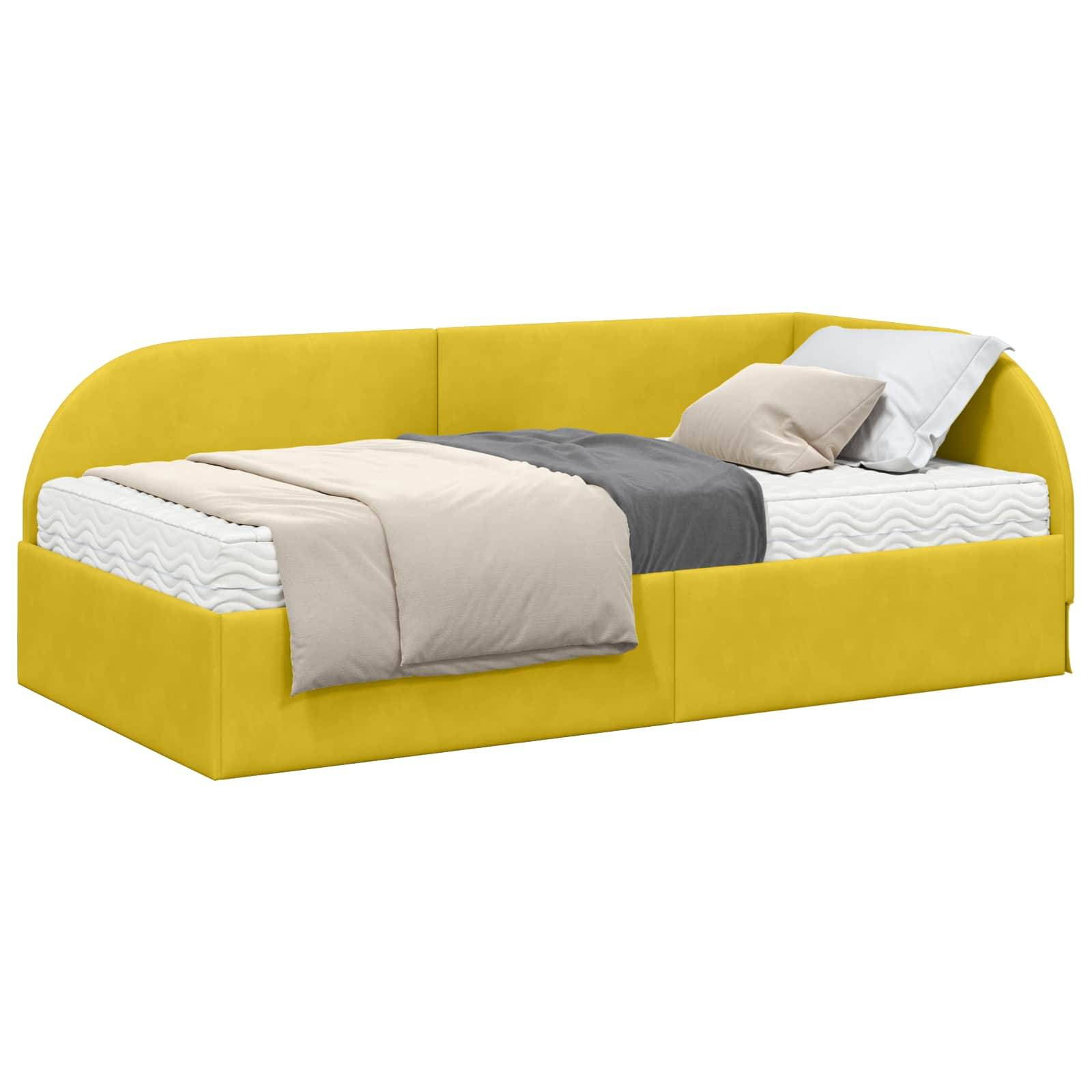 Ein zeitgenössisches gelbes Schlafsofa mit einer gewellten Matratze und mehrschichtigen Decken in Grau und Beige, gekrönt von mehreren Kissen.