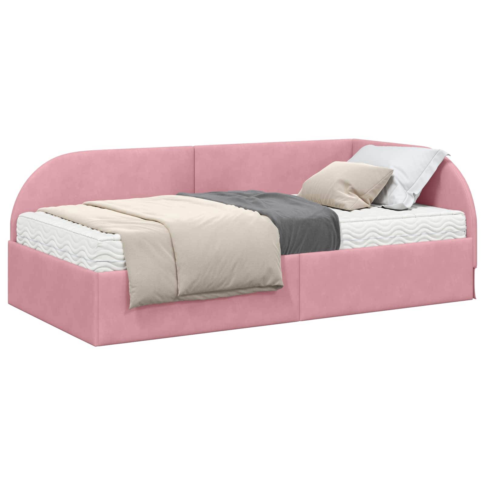 Ein rosa gepolstertes Tagesbett mit einem gepolsterten Kopf- und Fußteil. Das Bett ist ordentlich bezogen mit beige- und grauen Bettwaren und einem Kissen.