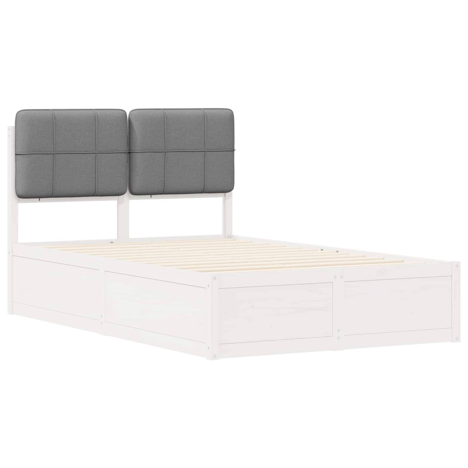 Ein weißer Holzbettrahmen mit Lattenrost, ausgestattet mit zwei grauen Polsterköpfen mit Knopfheftung. Das Bett verfügt über Stauraupanele an den Seiten.