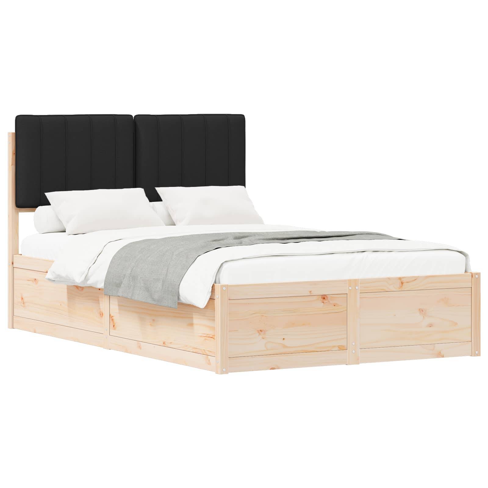 Ein Holzbett mit hohem, schwarz gepolstertem Kopfteil. Das Bett ist mit weißen Laken, einem weißen Kissen und einer grauen Decke ausgestattet.