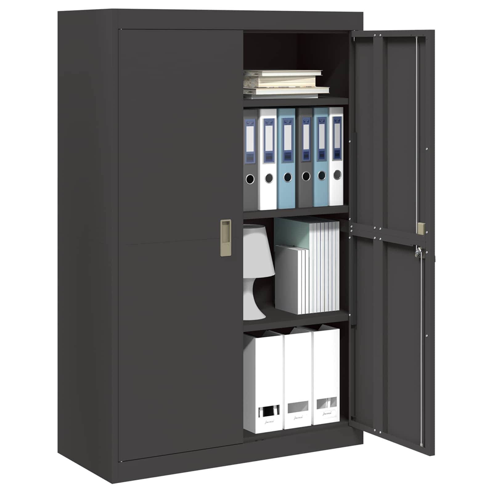 Ein schwarzer Lagerschrank mit offenen Türen wird gezeigt. Er enthält Ordner, eine Schreibtischlampe und Lagerkästen auf drei Regalen.
