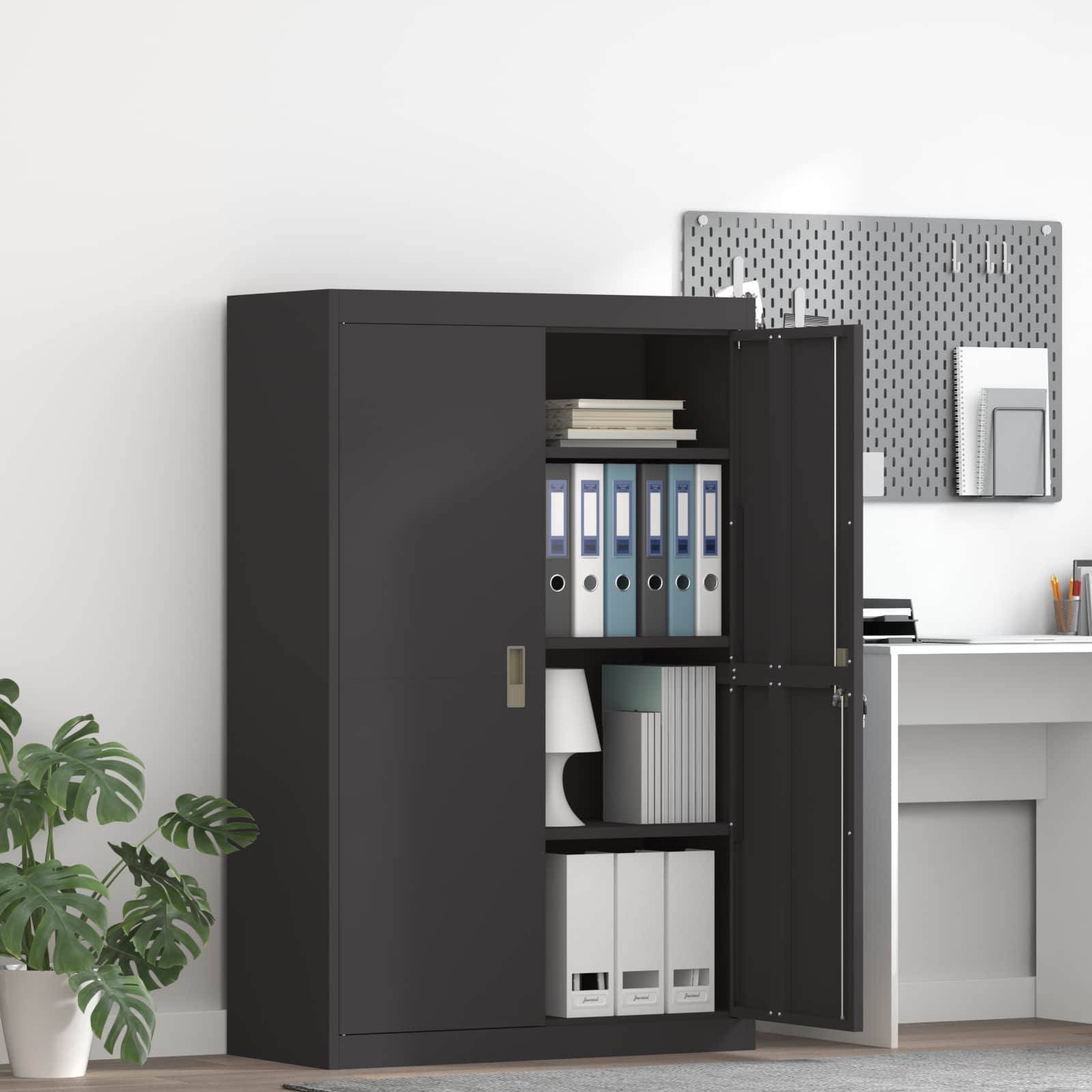 Ein schwarzer Aktenschrank, der teilweise offen ist und organisierte Dateien und Ordner zeigt. Er steht neben einem weißen Schreibtisch mit einer kleinen Pflanze in der Nähe.