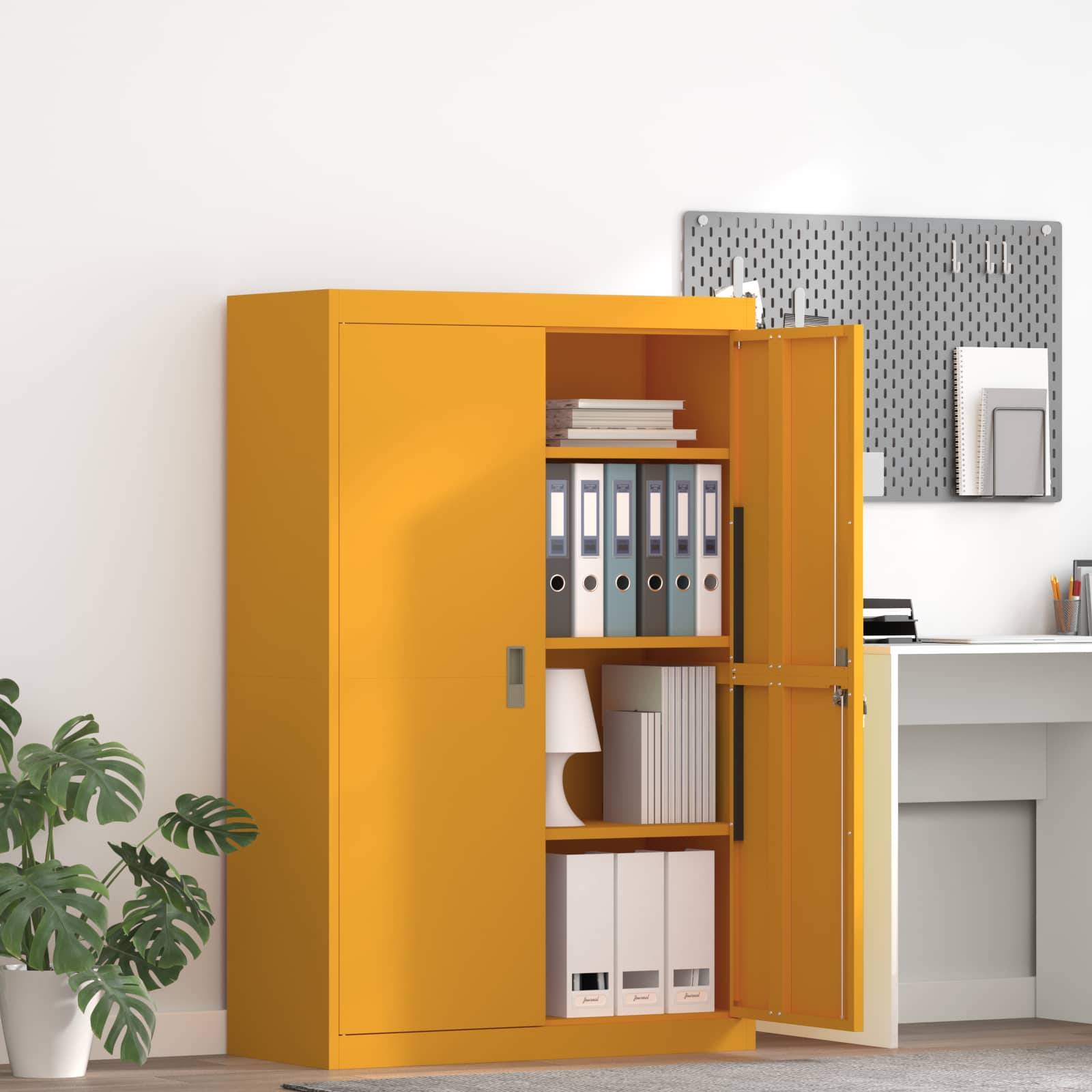 Ein heller gelber Schrank mit offenen Türen, der sortierte Akten und Ordner offenbart, steht in einer modernen Büroecke neben einem Schreibtisch.