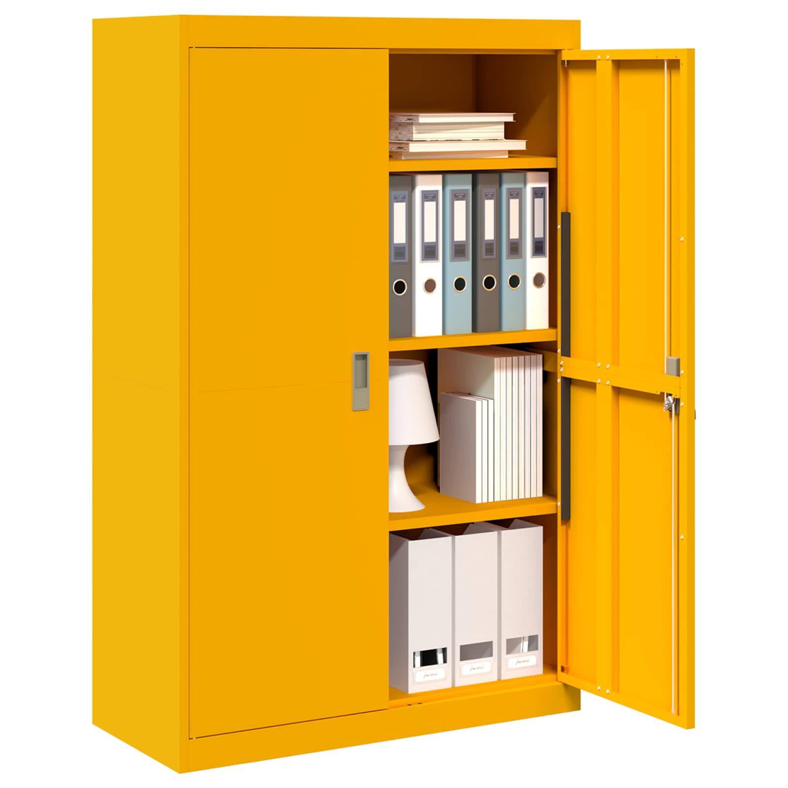 Ein gelber Schrank mit drei Regalen, der Ordner, Bücher, eine Lampe und andere Büromaterialien enthält. Eine Tür ist geöffnet und gibt den Inhalt preis.