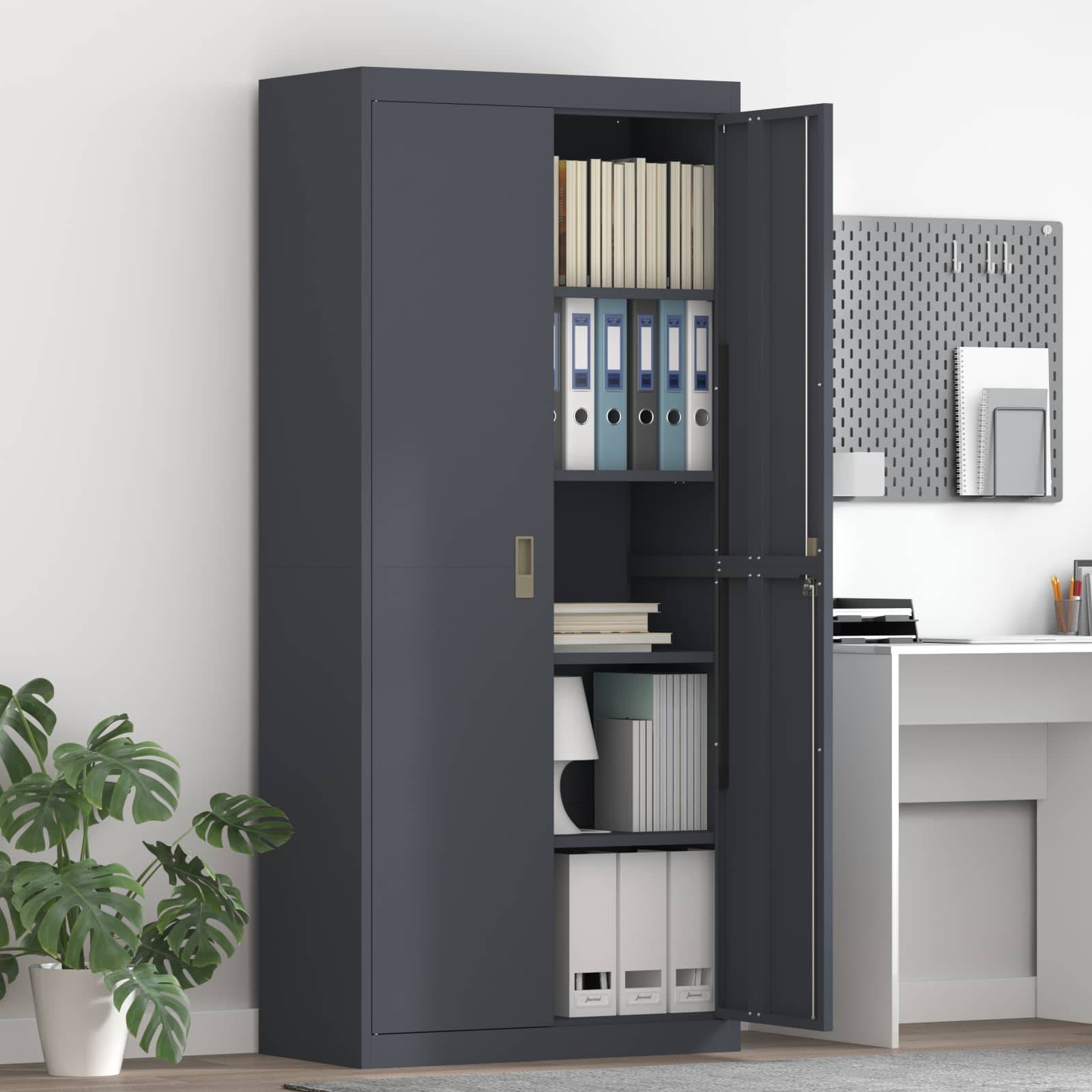Ein dunkelgraues Büroschrank mit offenen Türen, die Regale mit Büchern, Ordnern und Kartons zeigen. In der Nähe befinden sich ein weißer Schreibtisch und eine Pflanze.