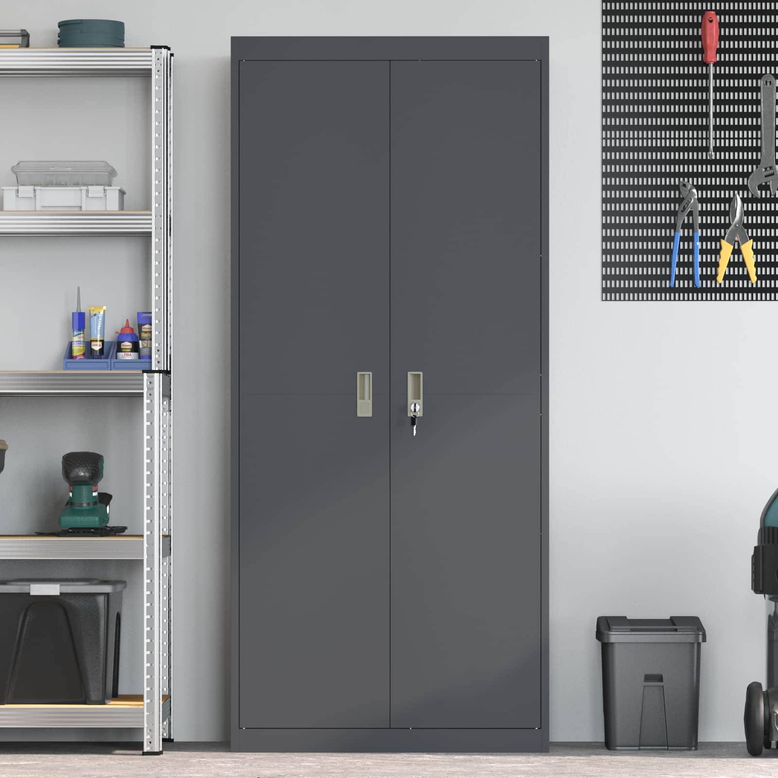 Grauer Lagerschrank in einer Werkstatt mit Werkzeugen, die an einer Lochplatte aufgehängt sind, und Regalen, die Boxen und verschiedene Ausrüstungen halten.