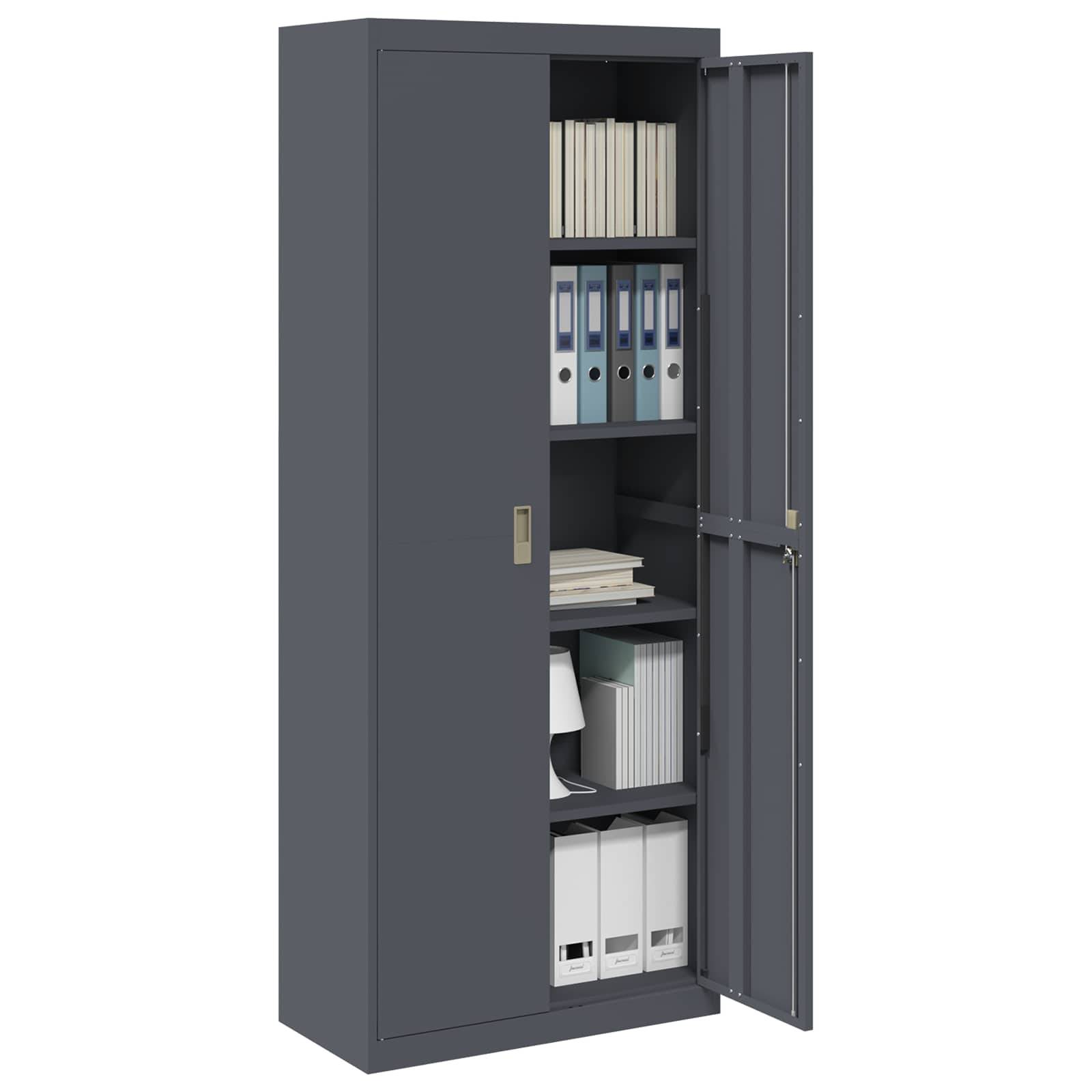 Grauer Metalllagerschrank mit vier Regalen. Das oberste Regal enthält Ordner. Die mittleren Regale enthalten Dateien und eine Tischlampe. Die unteren Regale haben weitere Ordner und eine geschlossene Schachtel.