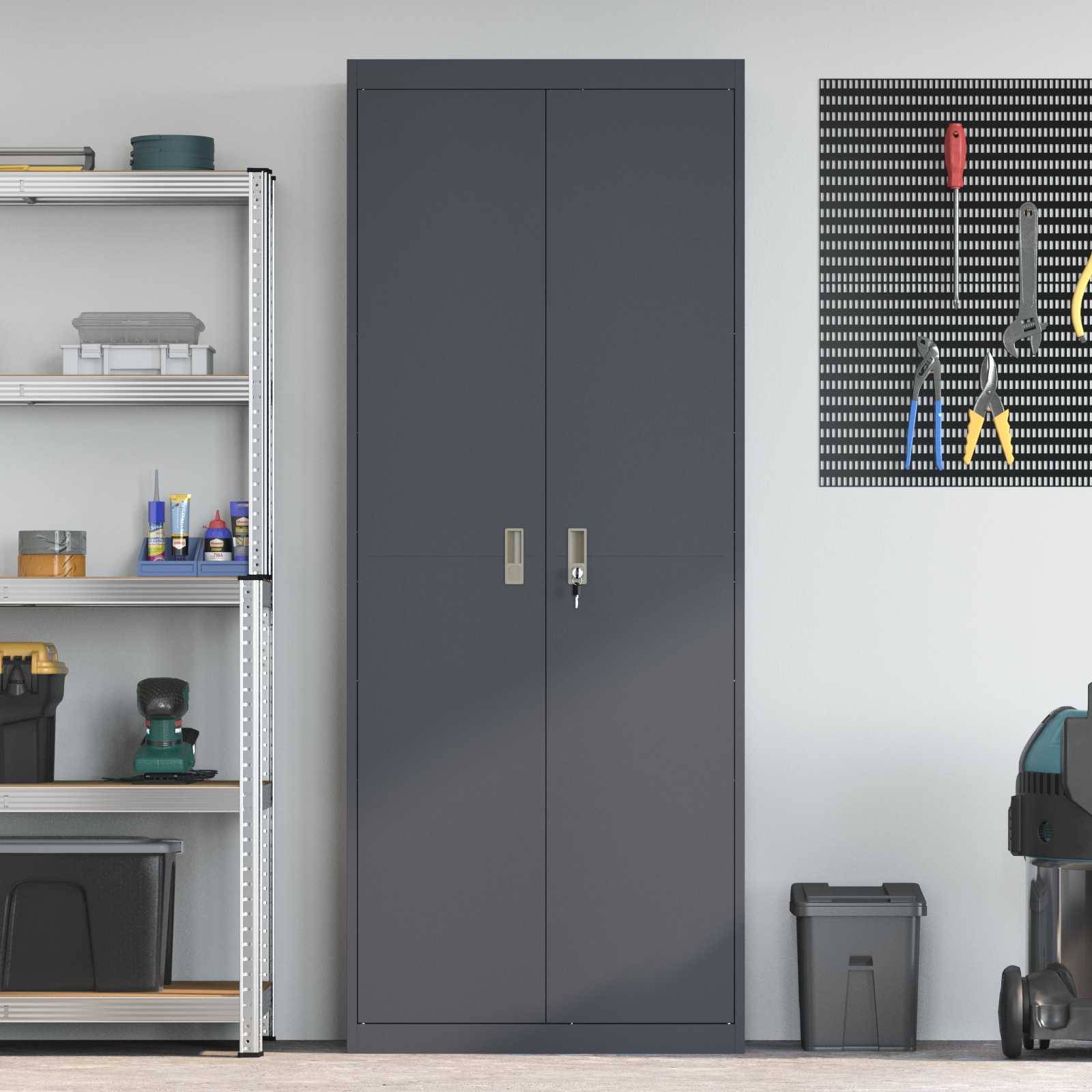 Garagenlagerbereich mit hohem Metallschrank, wandmontiertem Werkzeughalter und Kunststoffbehälter neben einem Regal mit Werkzeugen und Materialien.