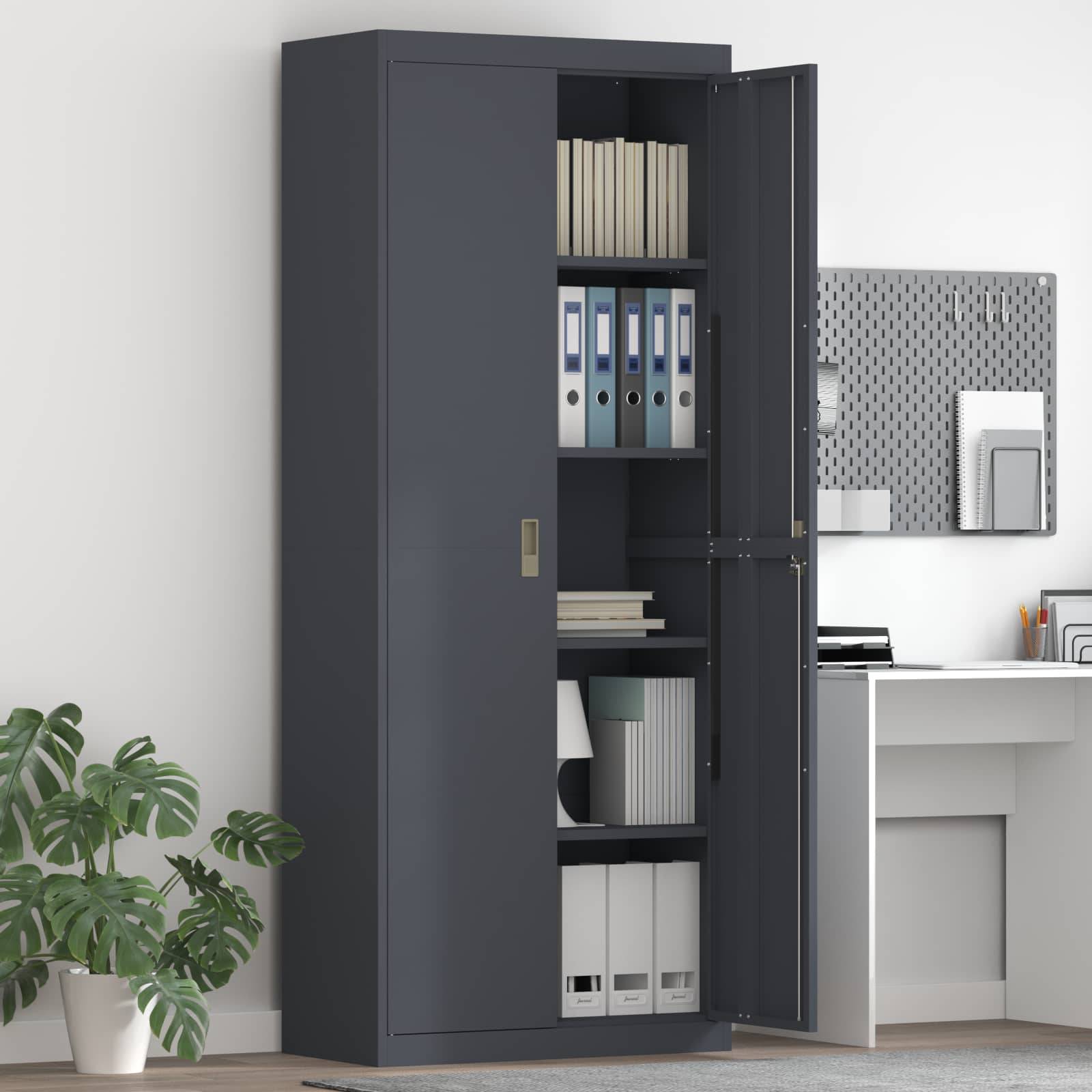 Ein moderner Büroraum mit einem schwarzen Aktenschrank, der Ordner und Bücher enthält, einem Schreibtisch mit einem Computer und einer Pflanze in der Ecke.