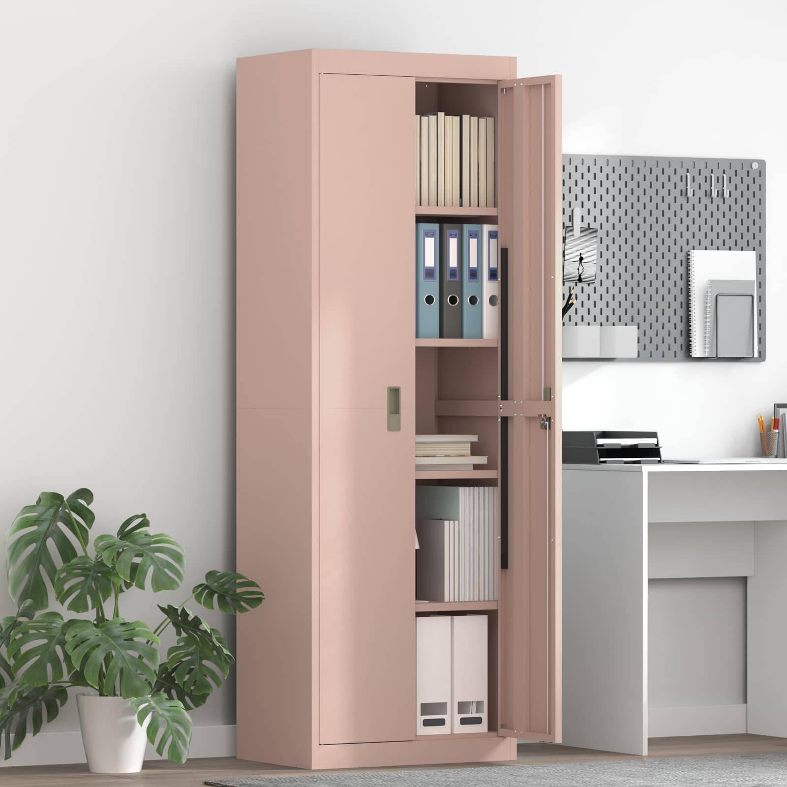 Ein rosa Aktenschrank mit offenen Türen zeigt Ordner und Bücher. Daneben ist ein Schreibtisch mit Schreibwaren und einer Pinnwand zu sehen. Eine Pflanze steht neben dem Schrank.