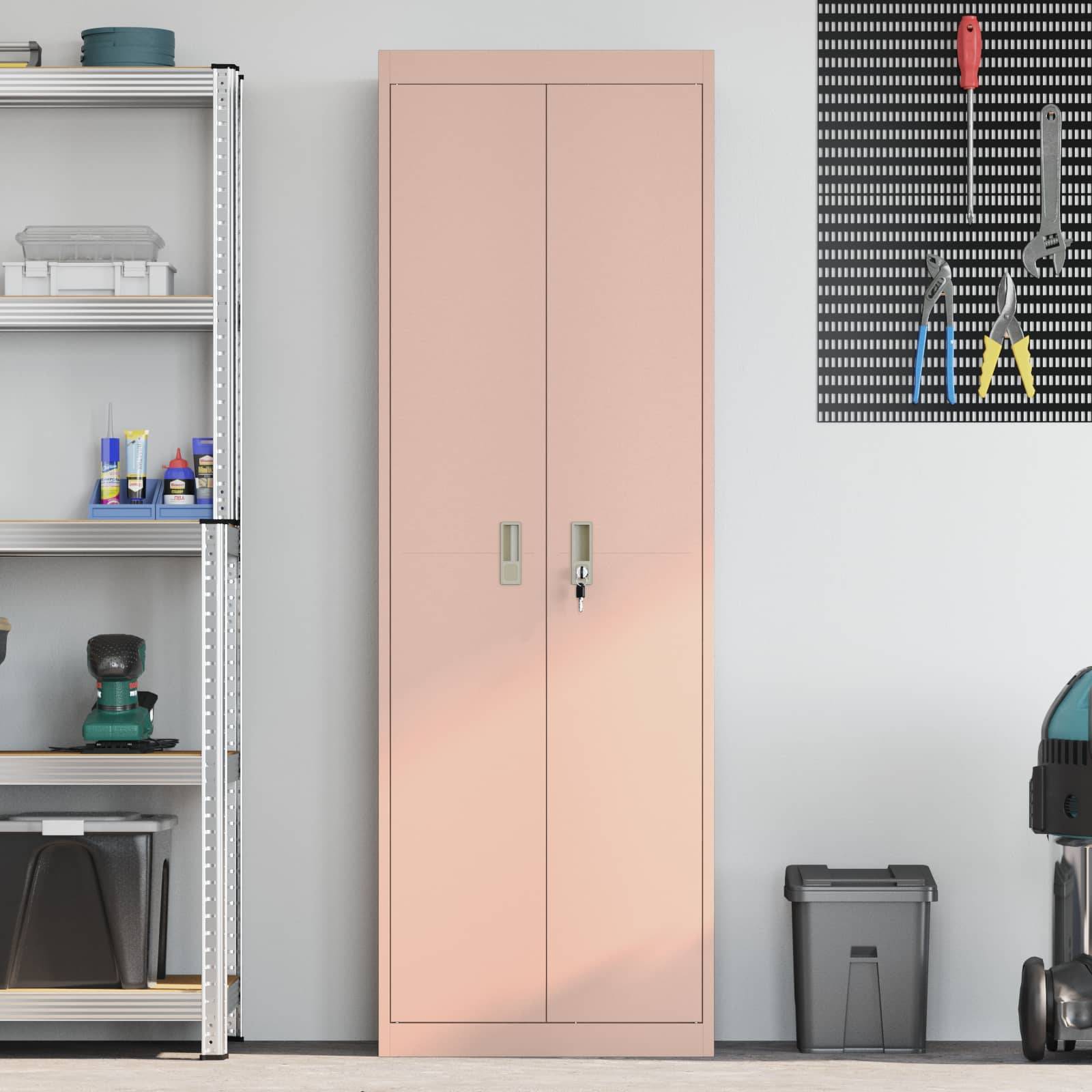 Eine Werkstatt mit einem hohen beigefarbenen Schrank in der Mitte, einem Metallregal mit Werkzeugen auf der linken Seite und einer Lochplatte mit hängenden Werkzeugen an der rechten Wand.